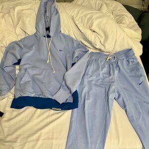 Men's Medium Nike Standard Issue Matching Set